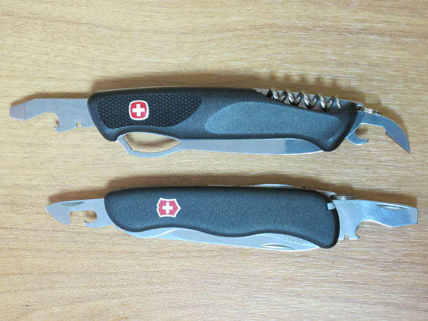 Открывашка для бутылок / отвертка и консервные ножи на ножах Wenger и Victorinox практически не отличаются, разве что немного - формой